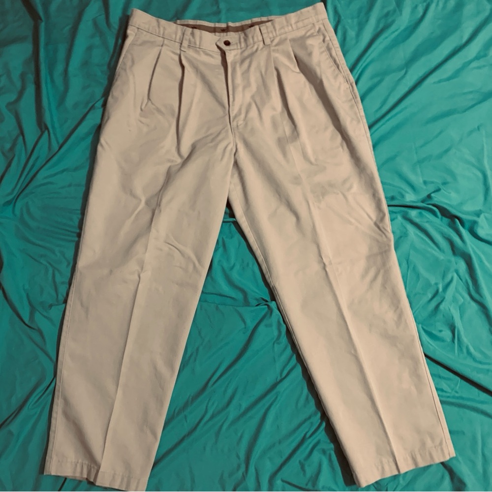 Dockers Men's Light Khaki Chinos